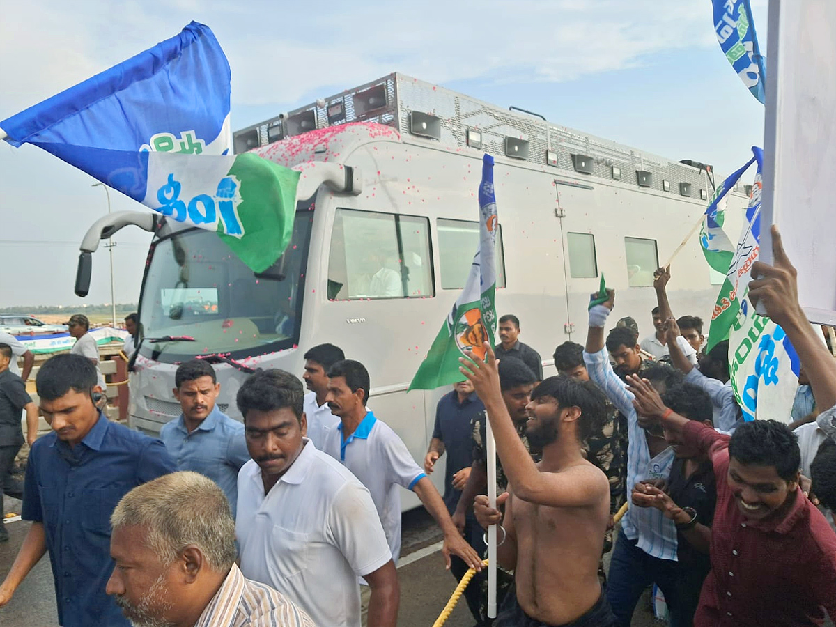 ysjaganbusyatraprakasambarrage1.jpg 11
