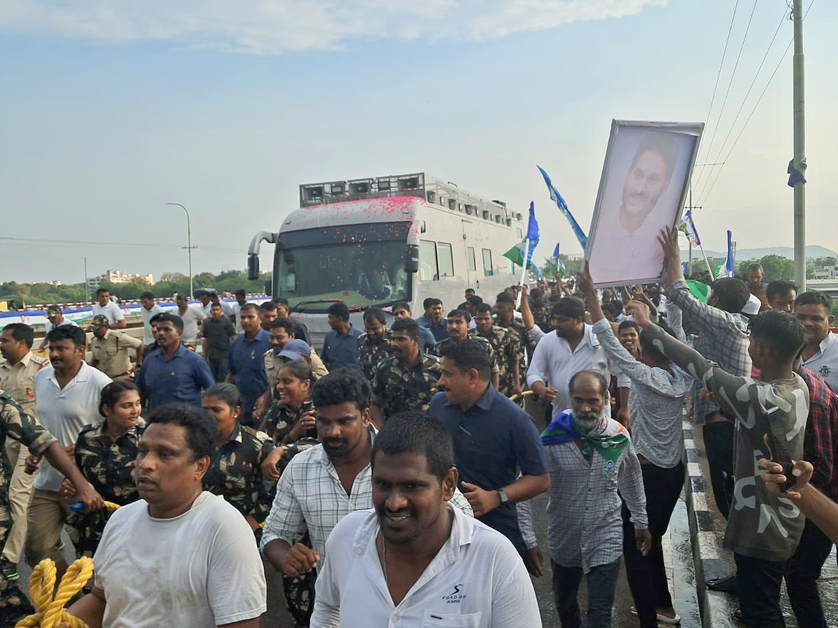 ysjaganbusyatraprakasambarrage2.jpg 12