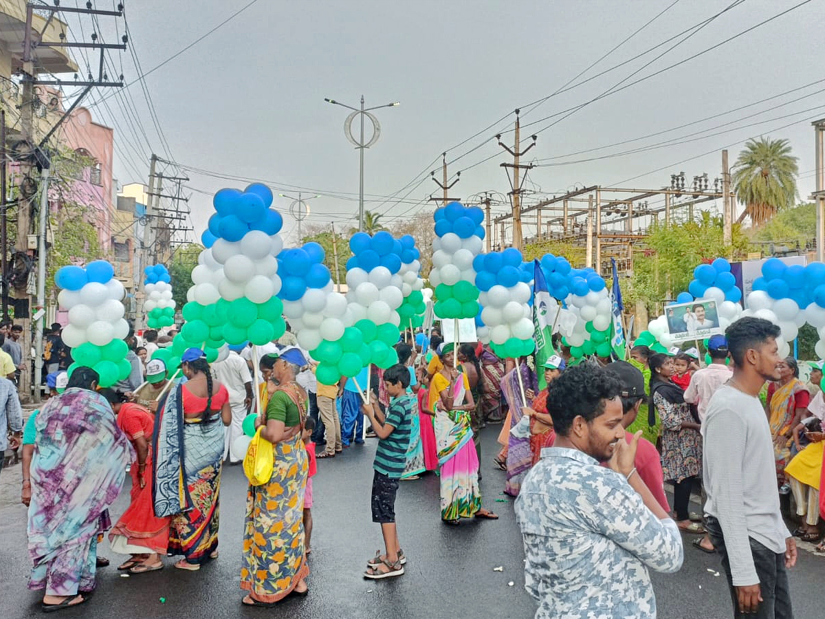 ysjaganbusyatraprakasambarrage5.jpg 15