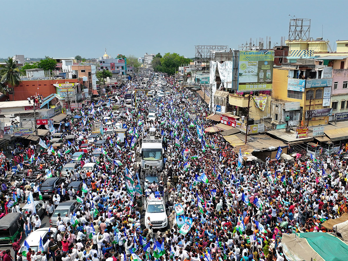 CM_20YS_20Jagan_20Resumes_20Bus_20Yatra_20After_20Stone_20Pelting_20Incident_20Photos-11.jpg 11