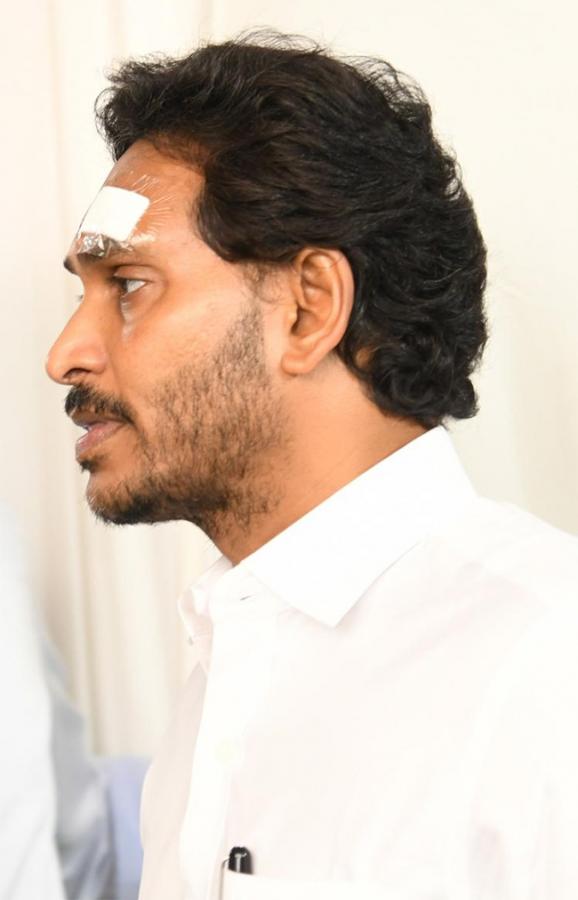CM_20YS_20Jagan_20Resumes_20Bus_20Yatra_20After_20Stone_20Pelting_20Incident_20Photos-12.jpg 12