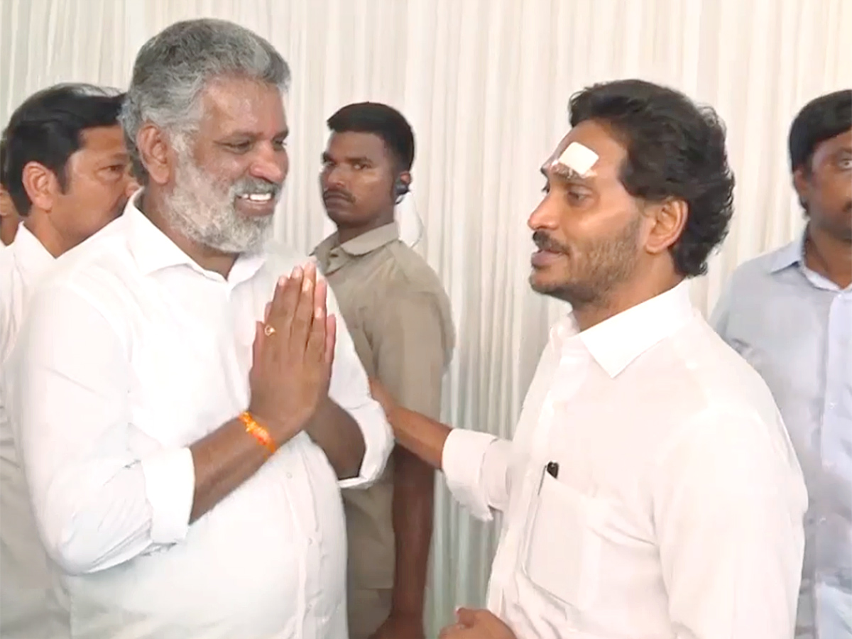 CM_20YS_20Jagan_20Resumes_20Bus_20Yatra_20After_20Stone_20Pelting_20Incident_20Photos-17.jpg 17