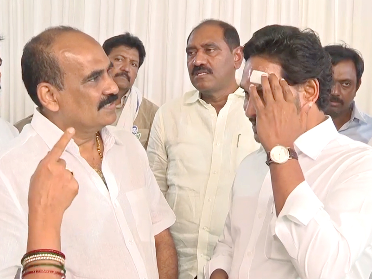 CM_20YS_20Jagan_20Resumes_20Bus_20Yatra_20After_20Stone_20Pelting_20Incident_20Photos-18.jpg 18