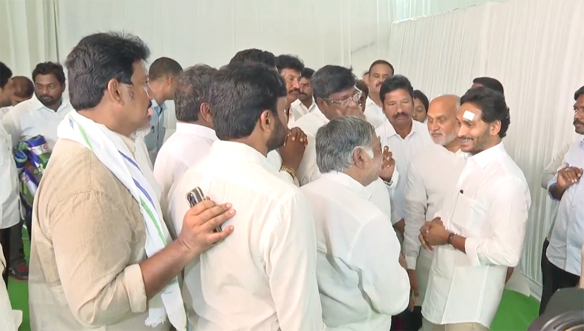 CM_20YS_20Jagan_20Resumes_20Bus_20Yatra_20After_20Stone_20Pelting_20Incident_20Photos-22.jpg 22