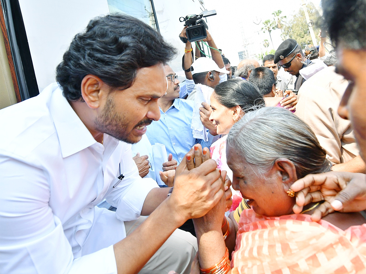 CM_20YS_20Jagan_20Resumes_20Bus_20Yatra_20After_20Stone_20Pelting_20Incident_20Photos-26.jpg 26