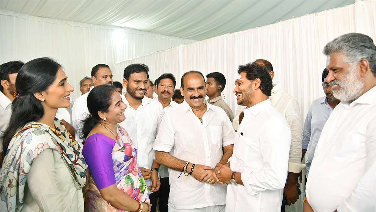 CM_20YS_20Jagan_20Resumes_20Bus_20Yatra_20After_20Stone_20Pelting_20Incident_20Photos-3.jpg 3