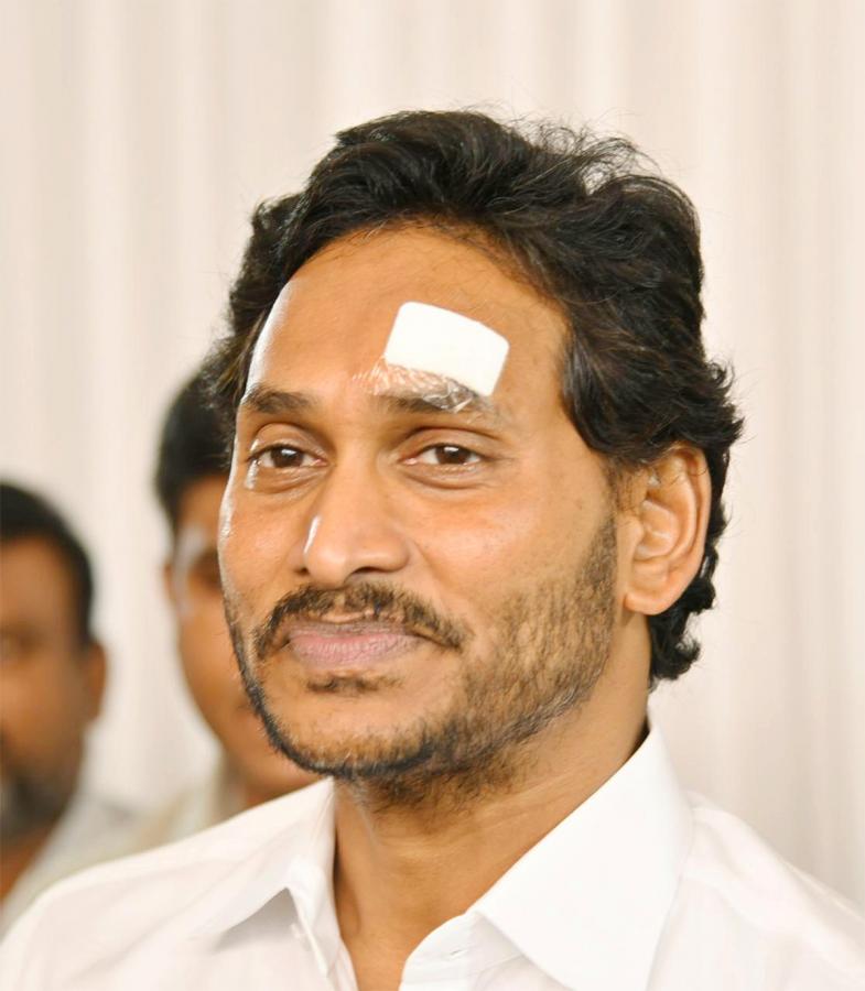 CM_20YS_20Jagan_20Resumes_20Bus_20Yatra_20After_20Stone_20Pelting_20Incident_20Photos-7.jpg 7