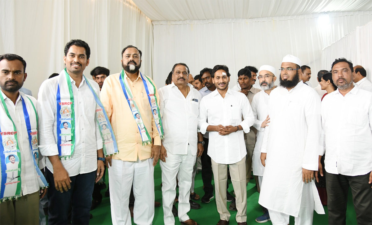 CM_20YS_20Jagan_20Resumes_20Bus_20Yatra_20After_20Stone_20Pelting_20Incident_20Photos-8.jpg 8