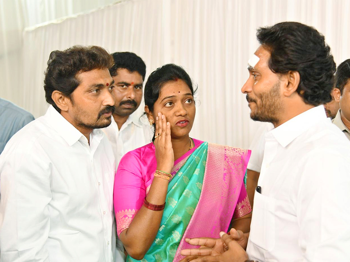 CM_20YS_20Jagan_20Resumes_20Bus_20Yatra_20After_20Stone_20Pelting_20Incident_20Photos-9.jpg 9