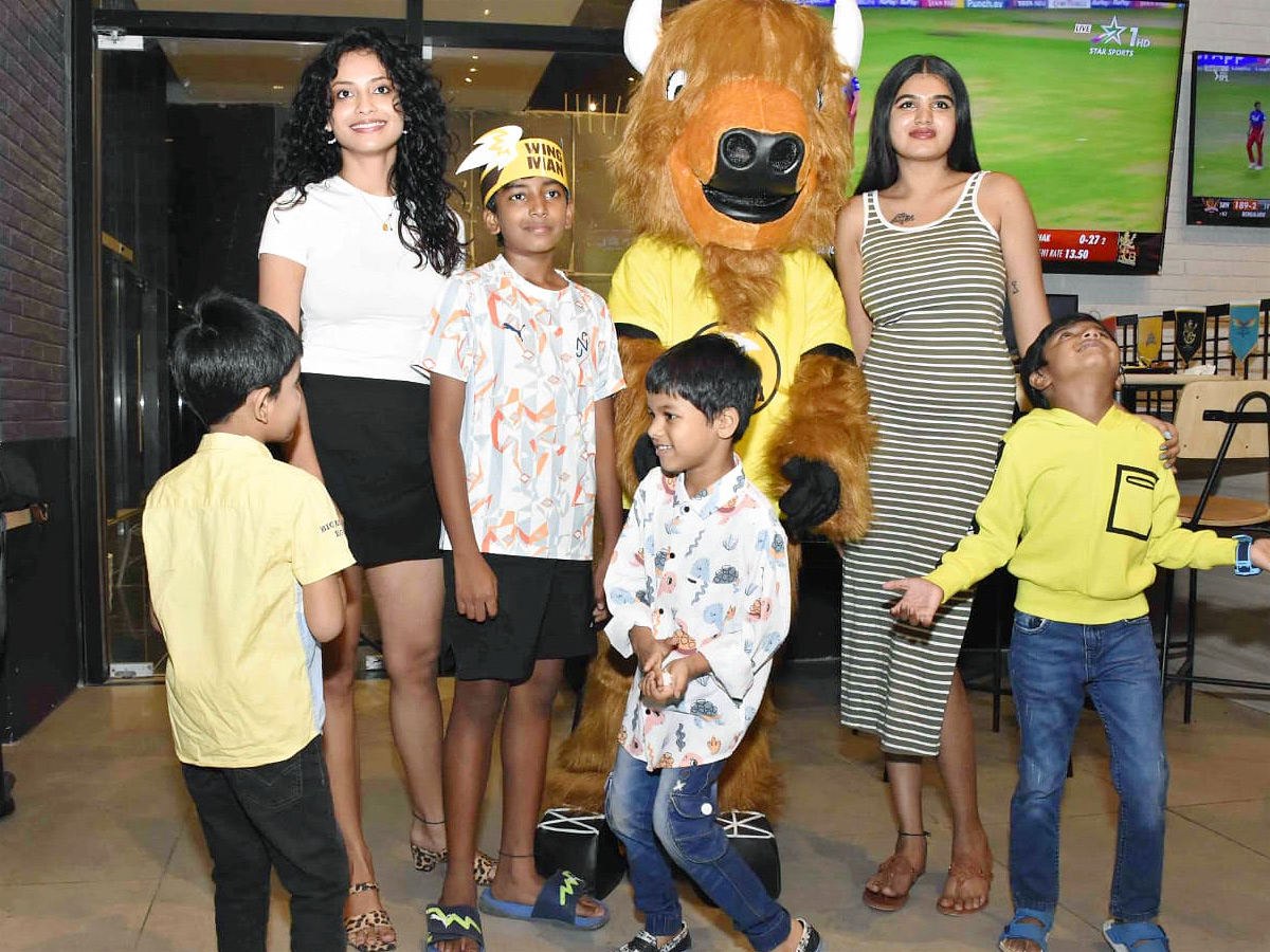 Buffalo_20Wild_20Wings_20Kokapet_20Hosts_20Spectrum_20Sparkle_20Event_20_283_29.jpg 4