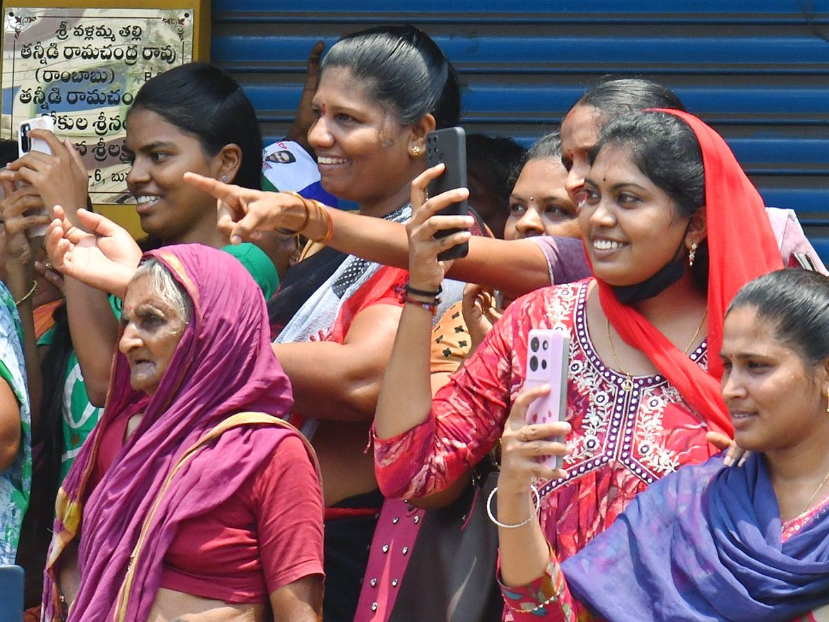 CM_20YS_20Jagan_20Bus_20Yatra_20Memantha_20Siddham_20At_20Ganapavaram_20Photos_20_2812_29.jpg 13