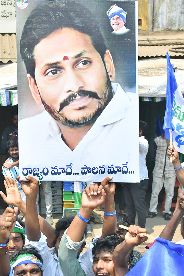 CM_20YS_20Jagan_20Bus_20Yatra_20Memantha_20Siddham_20At_20Ganapavaram_20Photos_20_2816_29.jpg 17