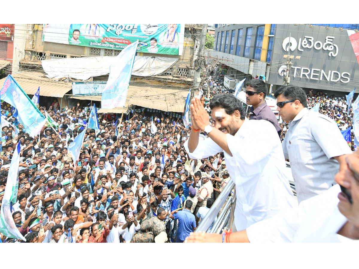 CM_20YS_20Jagan_20Bus_20Yatra_20Memantha_20Siddham_20At_20Ganapavaram_20Photos_20_2817_29.jpg 18