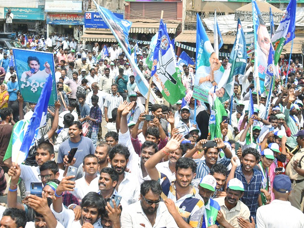 CM_20YS_20Jagan_20Bus_20Yatra_20Memantha_20Siddham_20At_20Ganapavaram_20Photos_20_2818_29.jpg 19