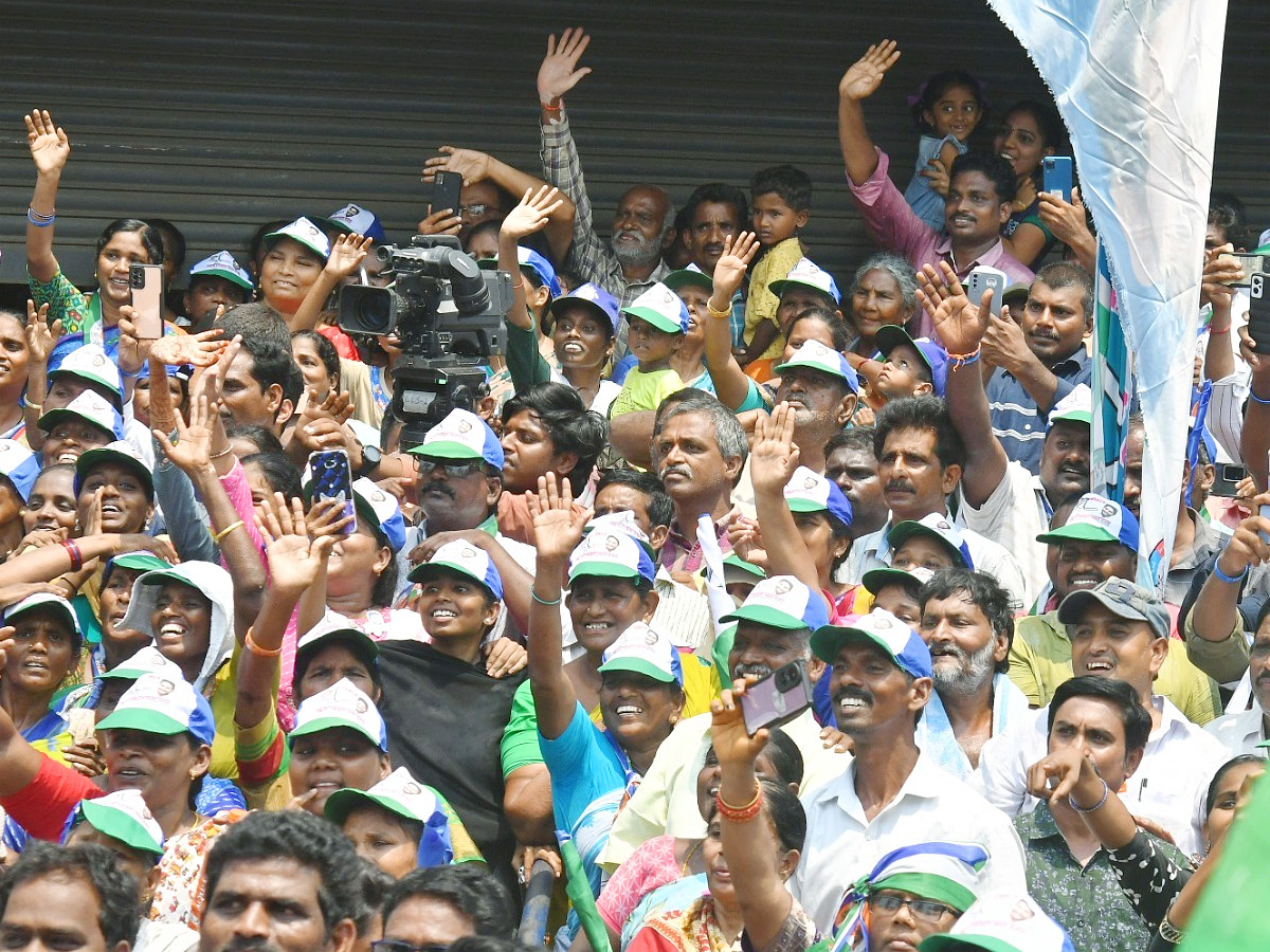 CM_20YS_20Jagan_20Bus_20Yatra_20Memantha_20Siddham_20At_20Ganapavaram_20Photos_20_2819_29.jpg 20