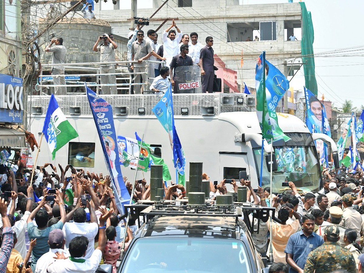CM_20YS_20Jagan_20Bus_20Yatra_20Memantha_20Siddham_20At_20Ganapavaram_20Photos_20_2821_29.jpg 22