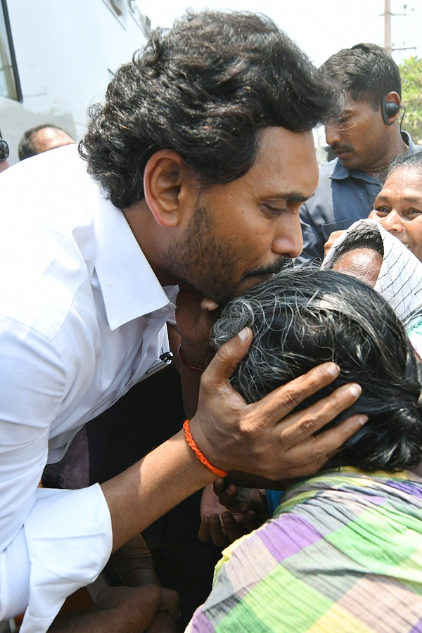 CM_20YS_20Jagan_20Bus_20Yatra_20Memantha_20Siddham_20At_20Ganapavaram_20Photos_20_2822_29.jpg 23
