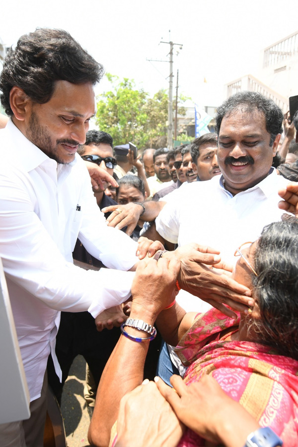 CM_20YS_20Jagan_20Bus_20Yatra_20Memantha_20Siddham_20At_20Ganapavaram_20Photos_20_2823_29.jpg 24