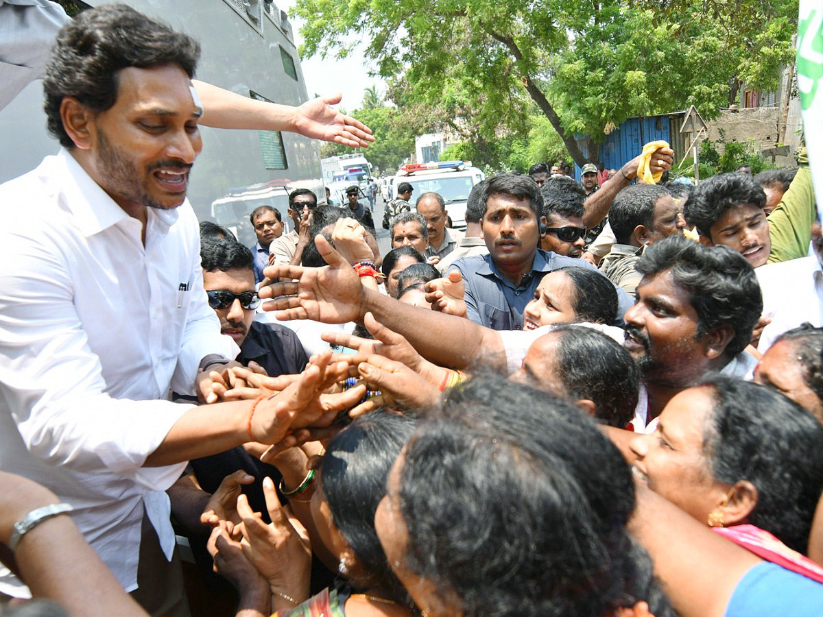 CM_20YS_20Jagan_20Bus_20Yatra_20Memantha_20Siddham_20At_20Ganapavaram_20Photos_20_2825_29.jpg 26