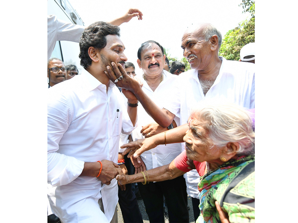 CM_20YS_20Jagan_20Bus_20Yatra_20Memantha_20Siddham_20At_20Ganapavaram_20Photos_20_2826_29.jpg 27