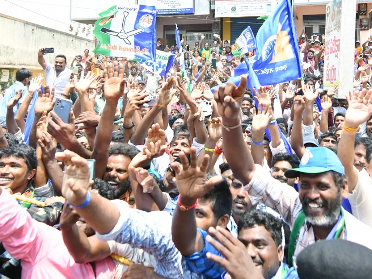 CM_20YS_20Jagan_20Bus_20Yatra_20Memantha_20Siddham_20At_20Ganapavaram_20Photos_20_2827_29.jpg 28