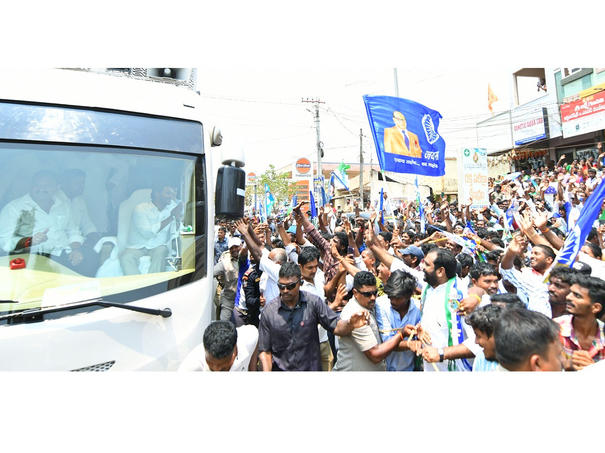 CM_20YS_20Jagan_20Bus_20Yatra_20Memantha_20Siddham_20At_20Ganapavaram_20Photos_20_2828_29.jpg 29