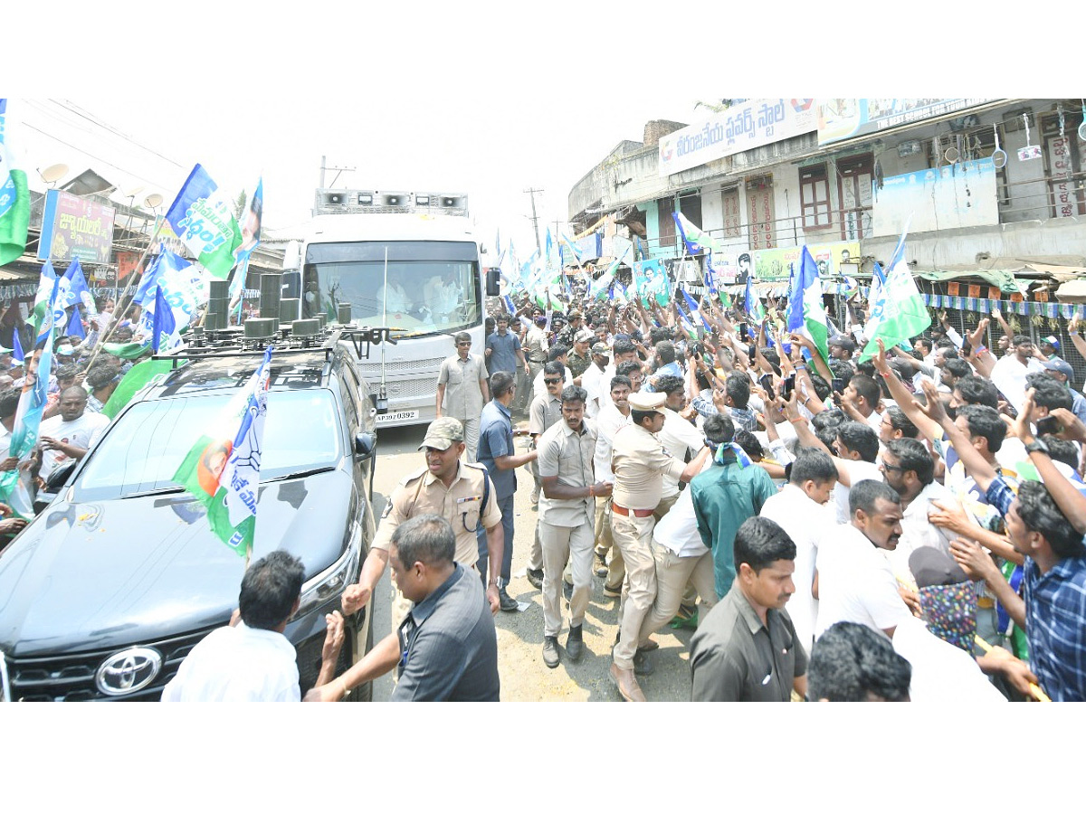 CM_20YS_20Jagan_20Bus_20Yatra_20Memantha_20Siddham_20At_20Ganapavaram_20Photos_20_2829_29.jpg 30