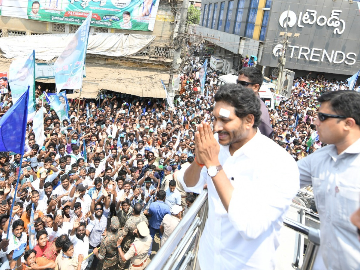 CM_20YS_20Jagan_20Bus_20Yatra_20Memantha_20Siddham_20At_20Ganapavaram_20Photos_20_284_29.jpg 5
