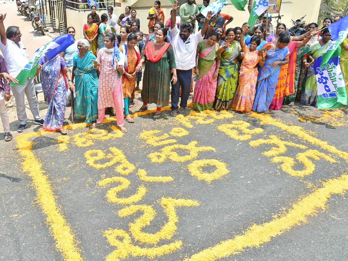 CM_20YS_20Jagan_20Bus_20Yatra_20Memantha_20Siddham_20At_20Ganapavaram_20Photos_20_289_29.jpg 10