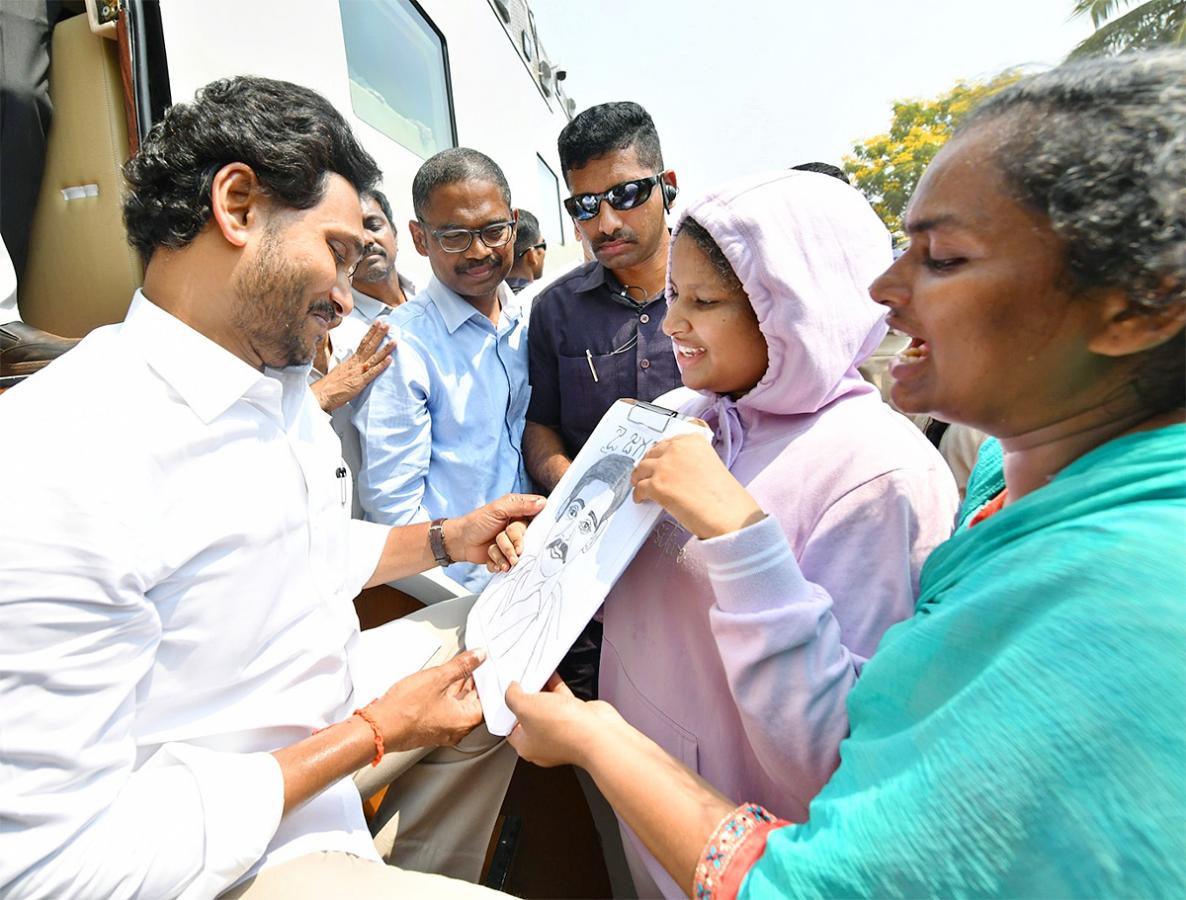 Memantha_20Siddham_20CM_20Jagan_20Bus_20Yatra_20West_20Godavari_20Photos-1.jpg 1