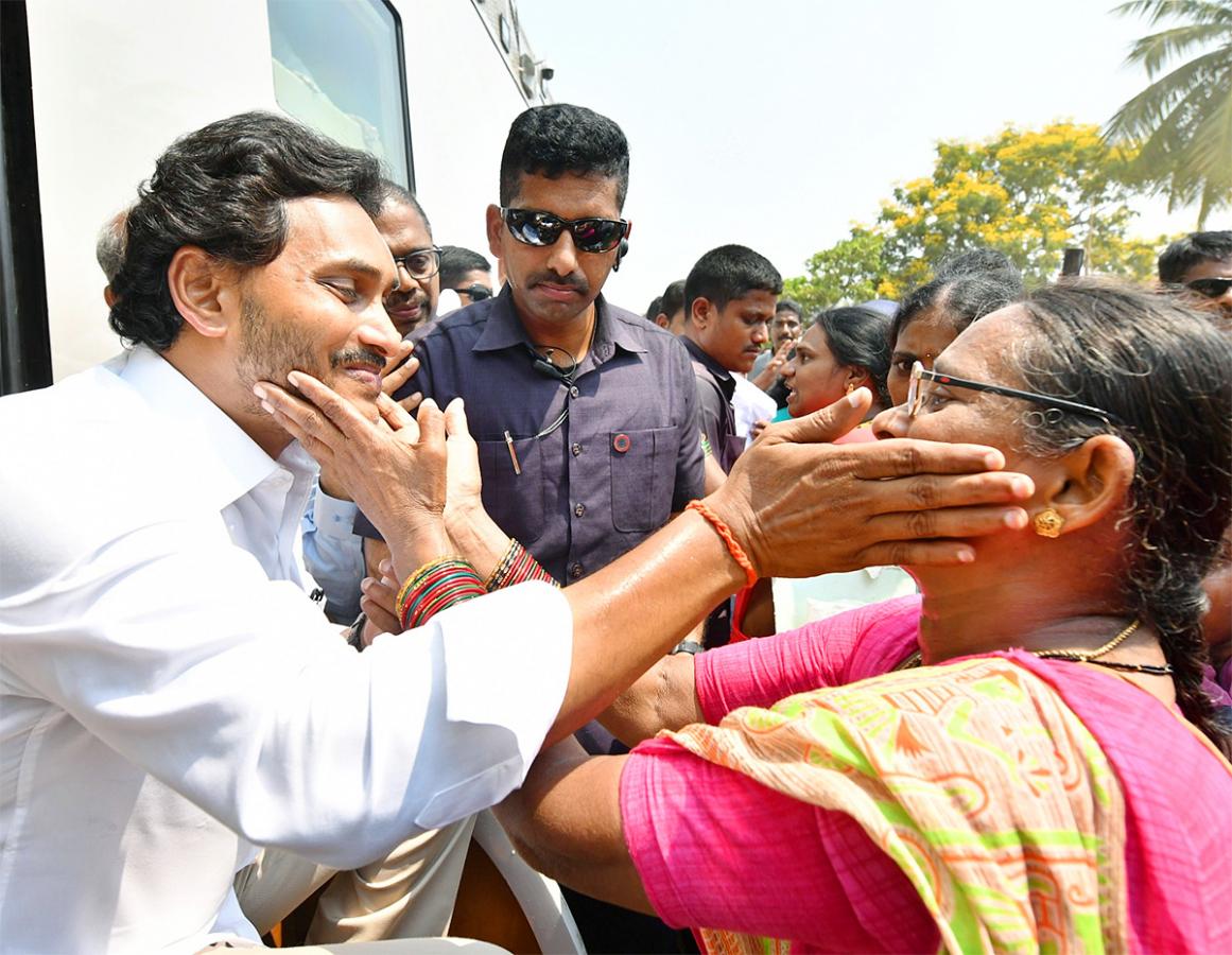 Memantha_20Siddham_20CM_20Jagan_20Bus_20Yatra_20West_20Godavari_20Photos-10.jpg 10