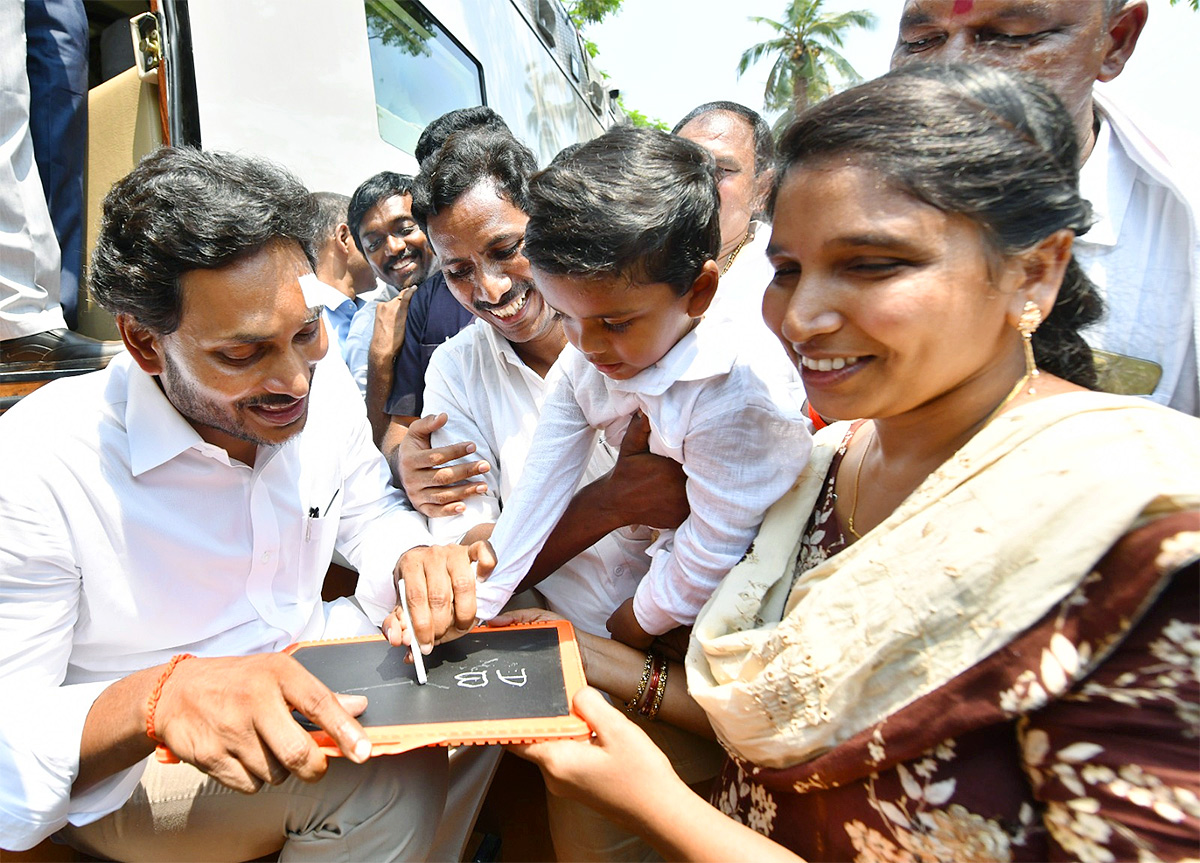 Memantha_20Siddham_20CM_20Jagan_20Bus_20Yatra_20West_20Godavari_20Photos-11.jpg 11