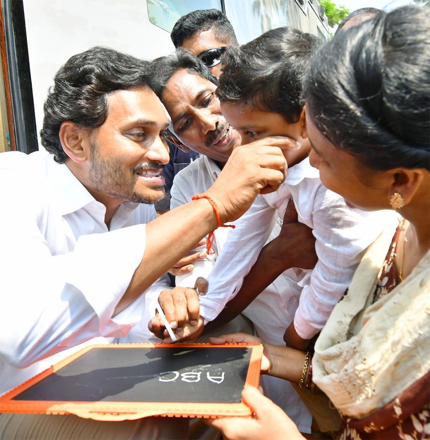 Memantha_20Siddham_20CM_20Jagan_20Bus_20Yatra_20West_20Godavari_20Photos-12.jpg 12