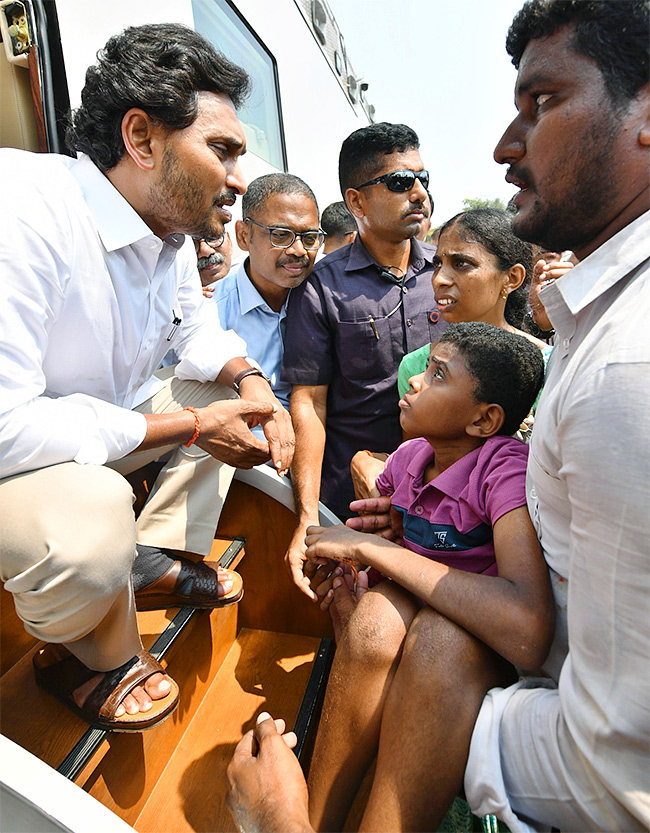 Memantha_20Siddham_20CM_20Jagan_20Bus_20Yatra_20West_20Godavari_20Photos-15.jpg 15