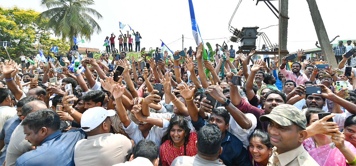 Memantha_20Siddham_20CM_20Jagan_20Bus_20Yatra_20West_20Godavari_20Photos-16.jpg 16