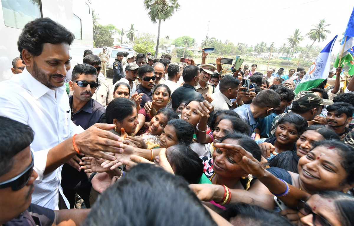 Memantha_20Siddham_20CM_20Jagan_20Bus_20Yatra_20West_20Godavari_20Photos-17.jpg 17