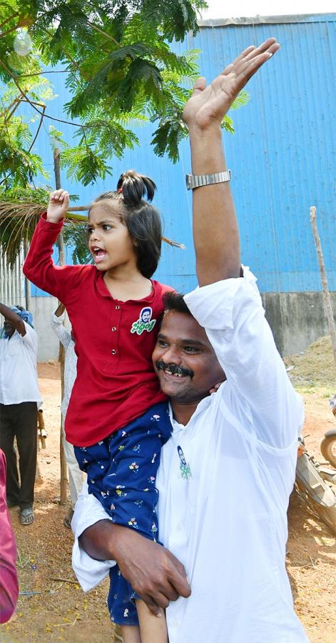 Memantha_20Siddham_20CM_20Jagan_20Bus_20Yatra_20West_20Godavari_20Photos-22.jpg 21