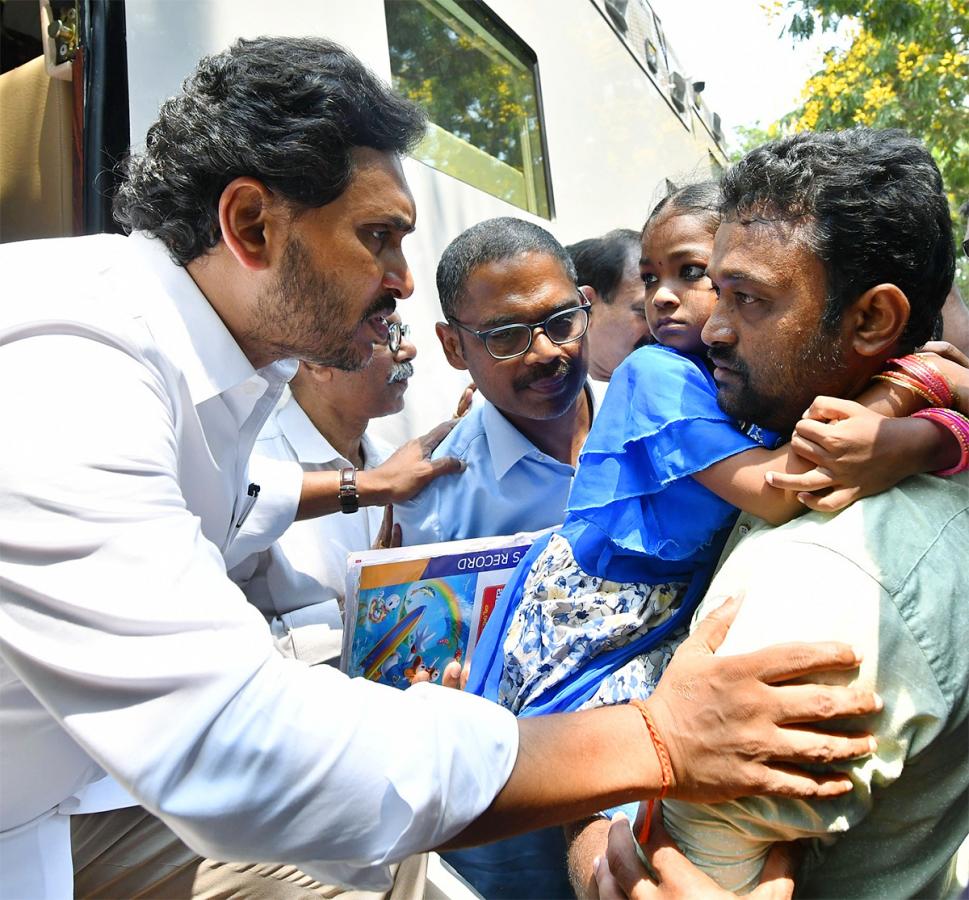 Memantha_20Siddham_20CM_20Jagan_20Bus_20Yatra_20West_20Godavari_20Photos-23.jpg 22