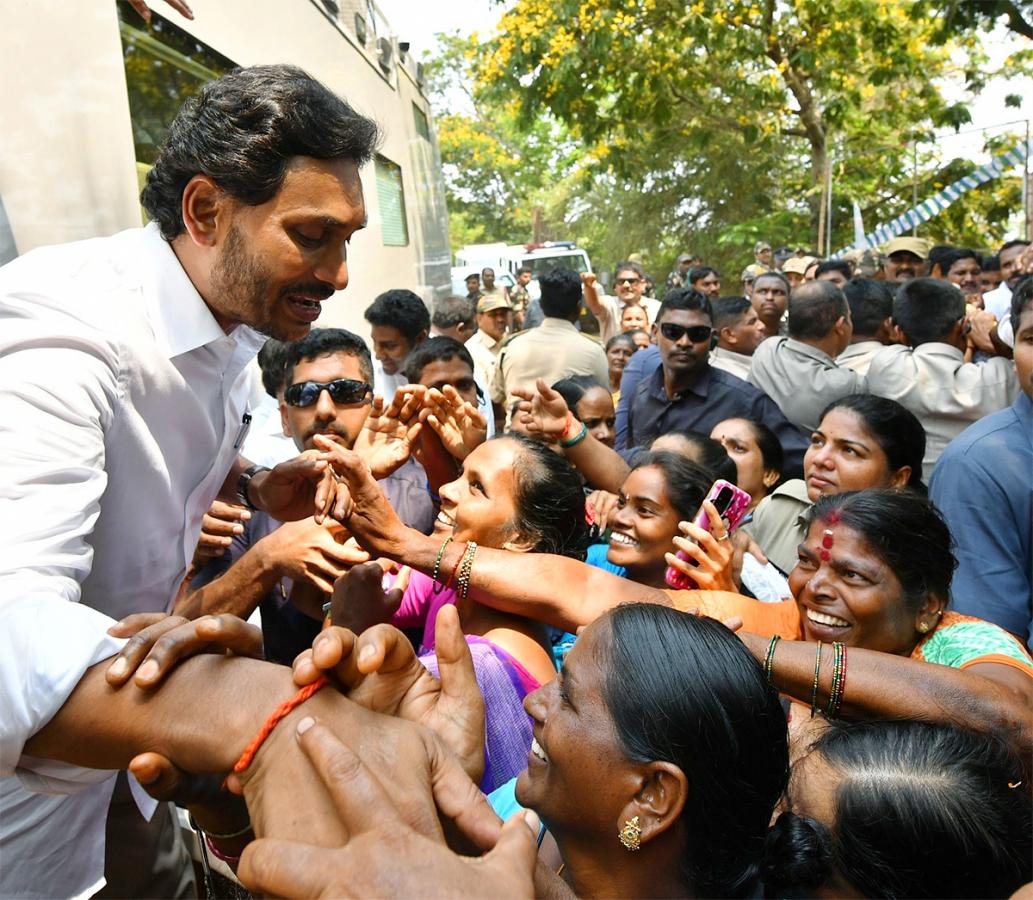 Memantha_20Siddham_20CM_20Jagan_20Bus_20Yatra_20West_20Godavari_20Photos-24.jpg 23