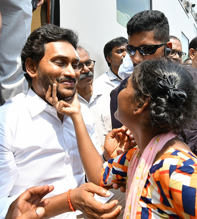 Memantha_20Siddham_20CM_20Jagan_20Bus_20Yatra_20West_20Godavari_20Photos-26.jpg 25