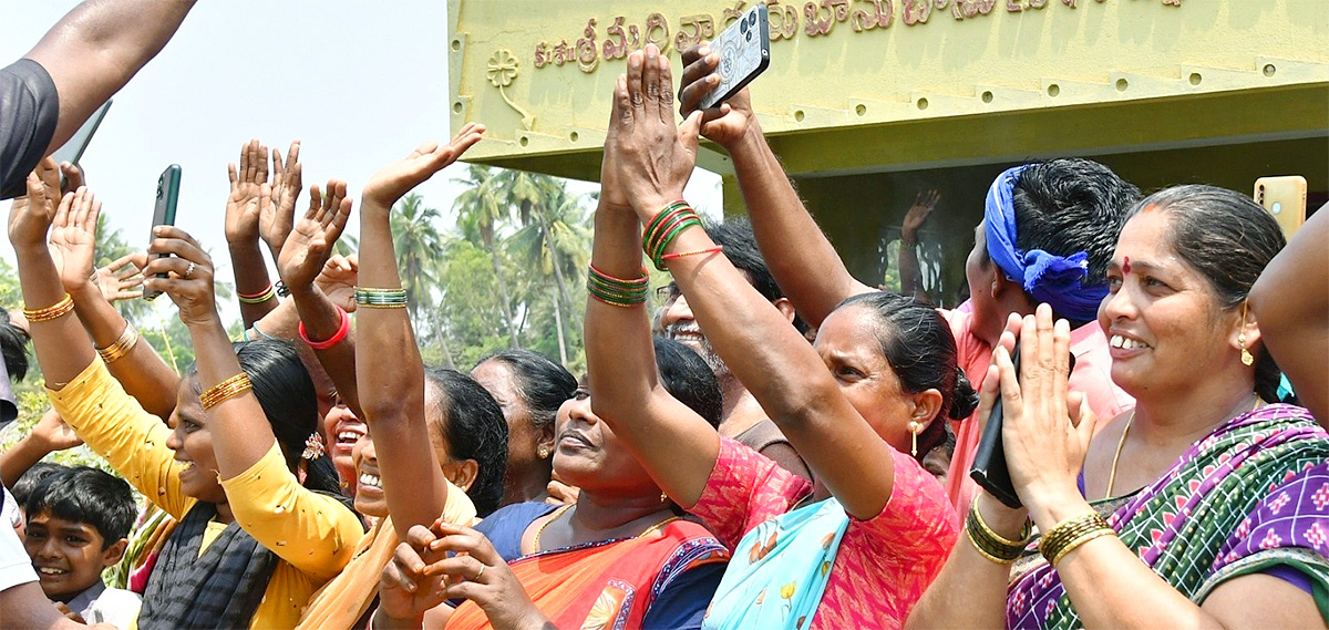 Memantha_20Siddham_20CM_20Jagan_20Bus_20Yatra_20West_20Godavari_20Photos-27.jpg 26