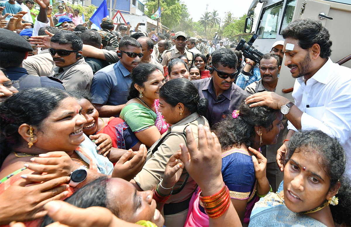 Memantha_20Siddham_20CM_20Jagan_20Bus_20Yatra_20West_20Godavari_20Photos-28.jpg 27