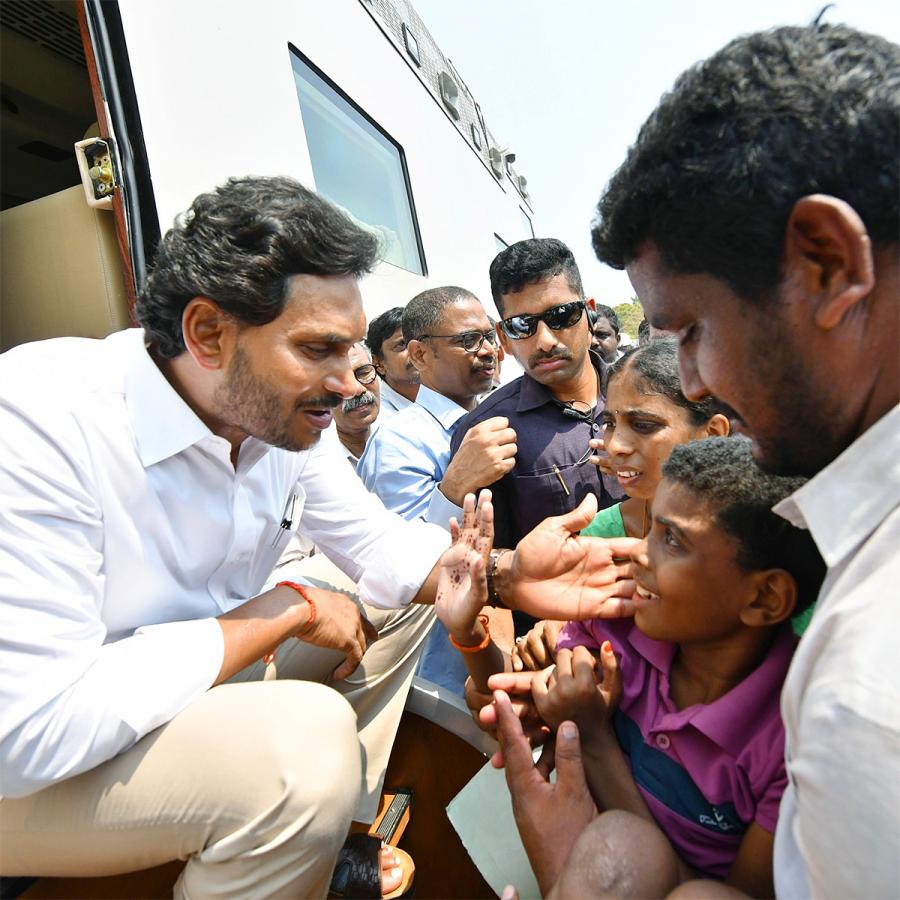 Memantha_20Siddham_20CM_20Jagan_20Bus_20Yatra_20West_20Godavari_20Photos-3.jpg 3
