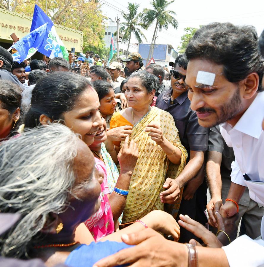 Memantha_20Siddham_20CM_20Jagan_20Bus_20Yatra_20West_20Godavari_20Photos-30.jpg 29
