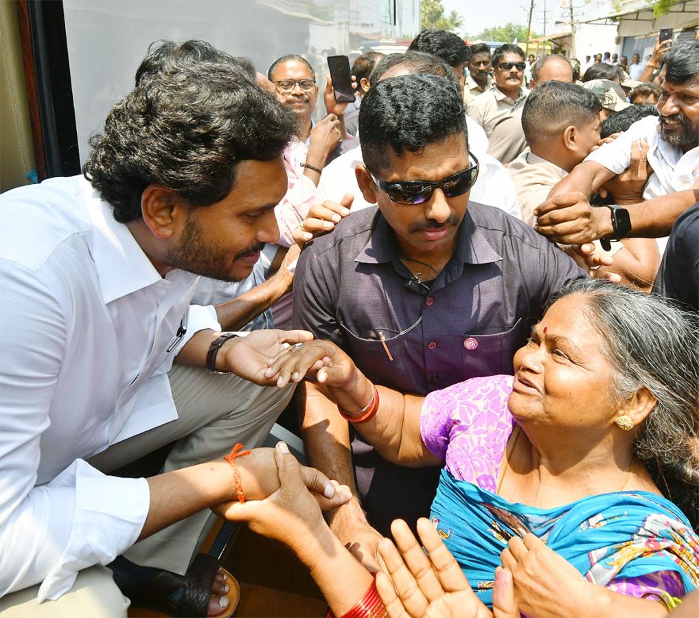 Memantha_20Siddham_20CM_20Jagan_20Bus_20Yatra_20West_20Godavari_20Photos-34.jpg 33