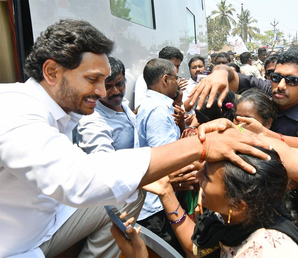 Memantha_20Siddham_20CM_20Jagan_20Bus_20Yatra_20West_20Godavari_20Photos-35.jpg 34