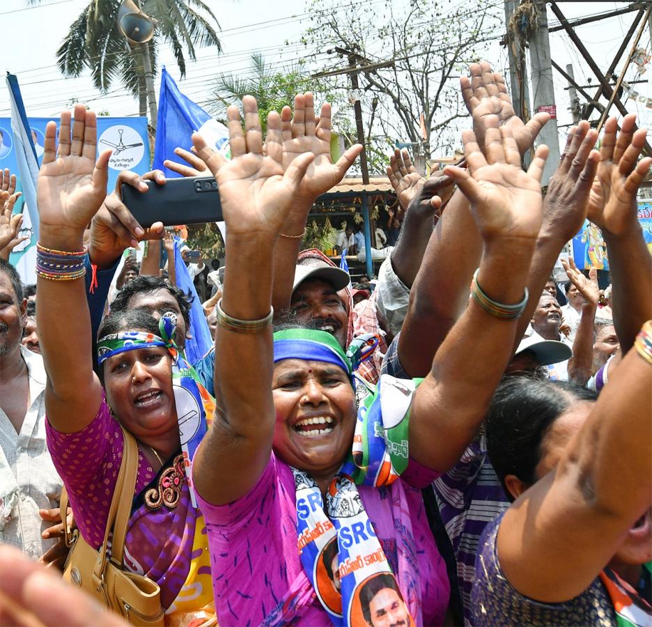 Memantha_20Siddham_20CM_20Jagan_20Bus_20Yatra_20West_20Godavari_20Photos-36.jpg 35