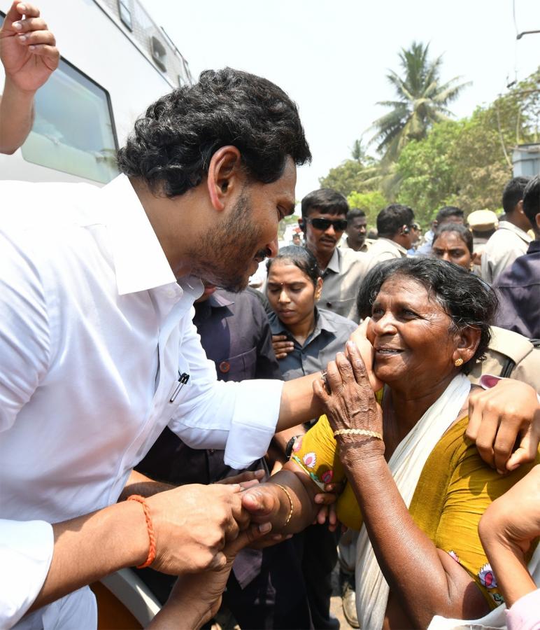 Memantha_20Siddham_20CM_20Jagan_20Bus_20Yatra_20West_20Godavari_20Photos-39.jpg 37