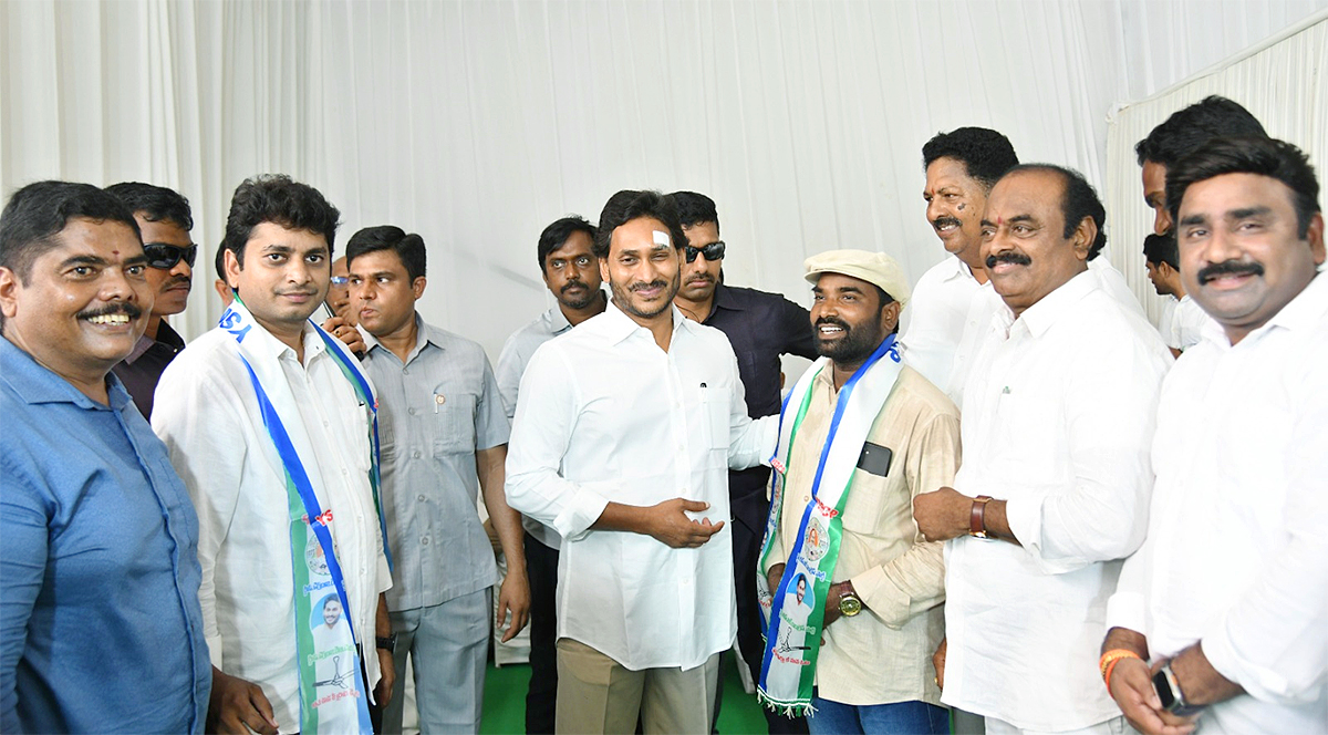 Memantha_20Siddham_20CM_20Jagan_20Bus_20Yatra_20West_20Godavari_20Photos-4.jpg 4