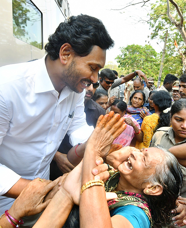 Memantha_20Siddham_20CM_20Jagan_20Bus_20Yatra_20West_20Godavari_20Photos-40.jpg 38